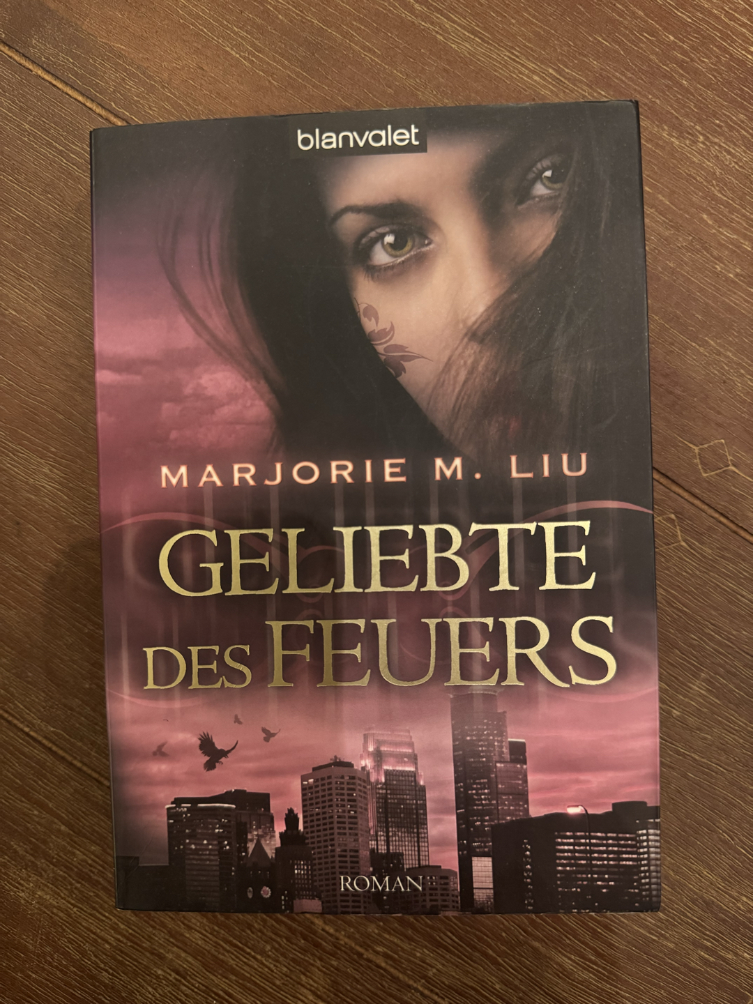 Nicht das schlechteste Buch der Reihe, aber ein Plot, der aufgrund des Umfangs undurchsichtig wirkt, weshalb mich wohl die Charaktere auch nicht so ganz erreichen konnten.