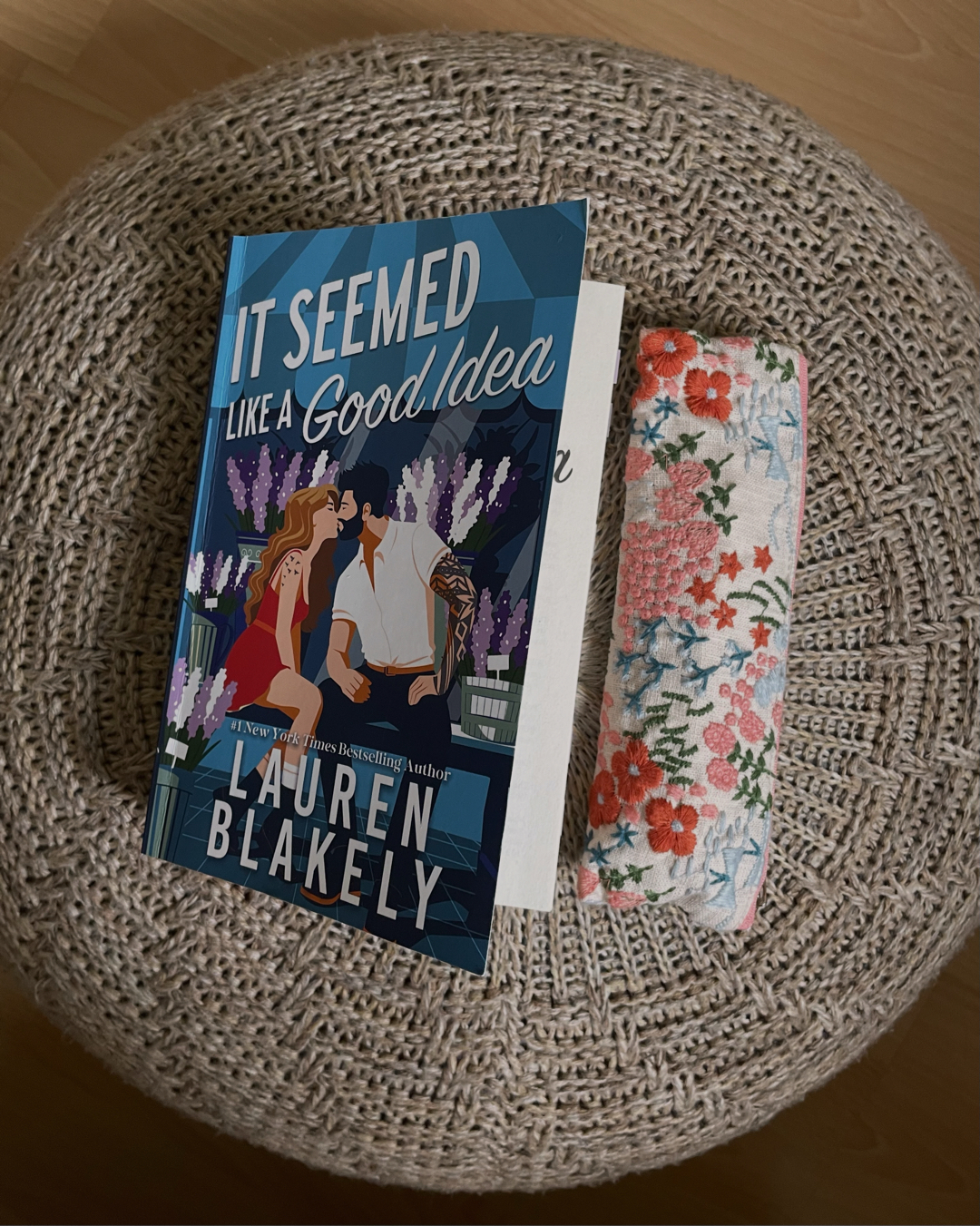 Ich habe das Buch geliebt! 🫶🏻
Eine Geschichte wie aus einer RomCom mit einer unglaublichen Chemie, einer Menge Missverständnisse und einem traumhaften Setting. Das ist der erste Band der neuen Reihe (Darling Springs) von Lauren Blakely 🥰