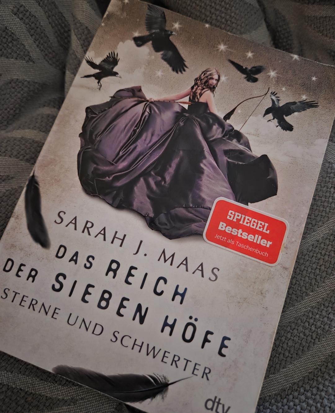 》Ich feierte die Liebe, die wir hatten, mit meinen Händen, mit meinem Mund, mit meinem ganzen Körper, und ich hoffte, dass dieses Stück leben, das wir darboten, dieses strahlende Licht zwischen uns, den Tod in Schacht halten würde - Wenigstens für einen weiteren Tag.《💫❤️🩹