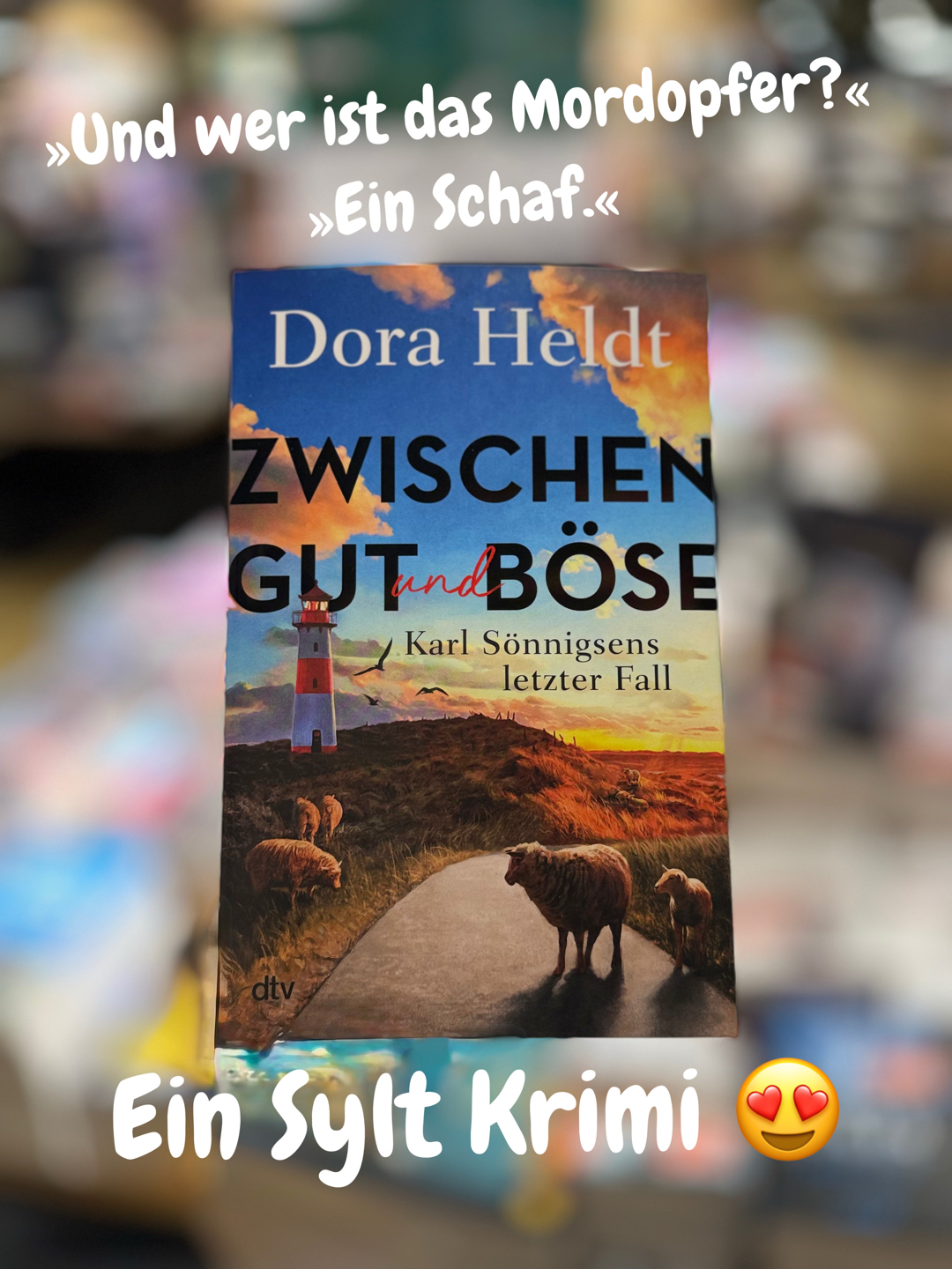 Soko Schaf ermittelt und ich liebe jede Seite.
Ein Rentner, ein totes Schaf und ein Gläschen Eierlikör, was soll da schon schiefgehen? 😍
Ein herrlich leichter, humorvoller und gleichzeitig spannender Cosy Crime, der mit liebenswerten Charakteren und traumhaftem Sylt-Setting überzeugt. Für mich ein rundum gelungenes Finale der Reihe – mit einem kleinen wehmütigen Abschied.