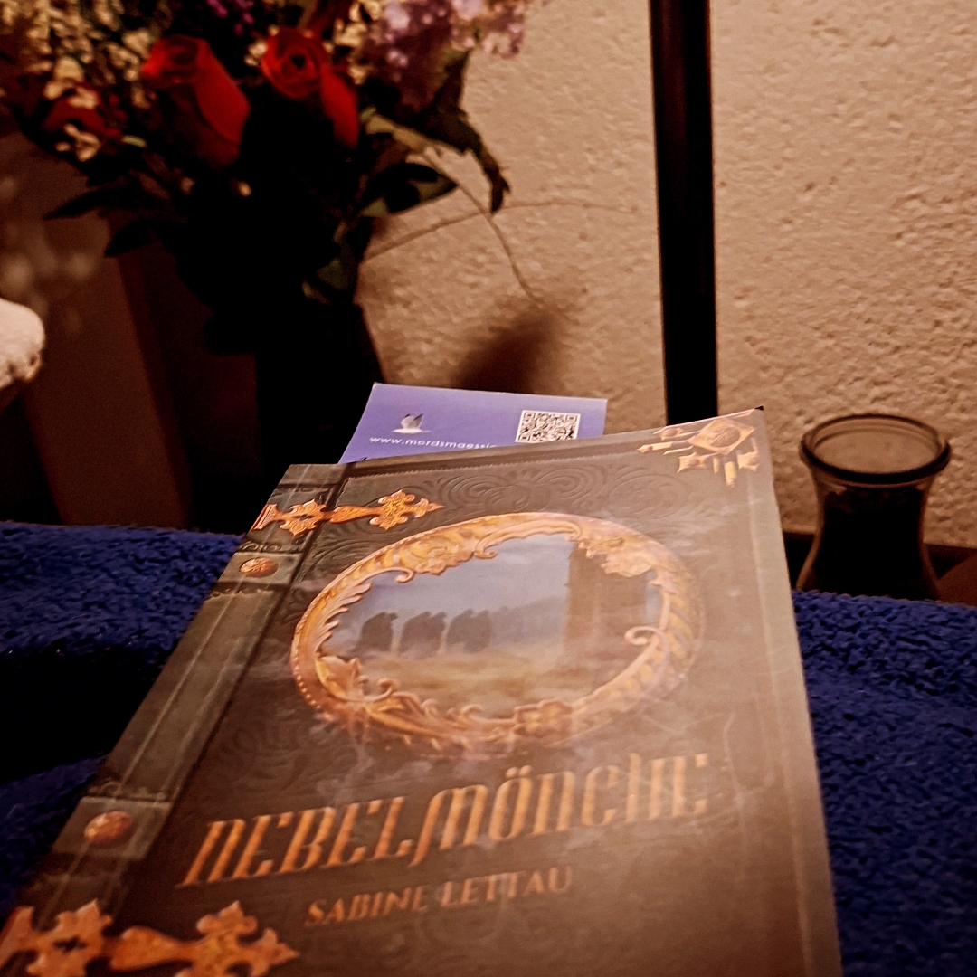 Bis zu Leupziger Buchmesse kannte ich die Autorin gar nicht. Es war ein spontaner Besuch an ihren Stand und ich muss dagen: Ich bereue nichts. Ich konnte diese Buch kaum aus der Hand legen. Ich kann es nur empfehlen.