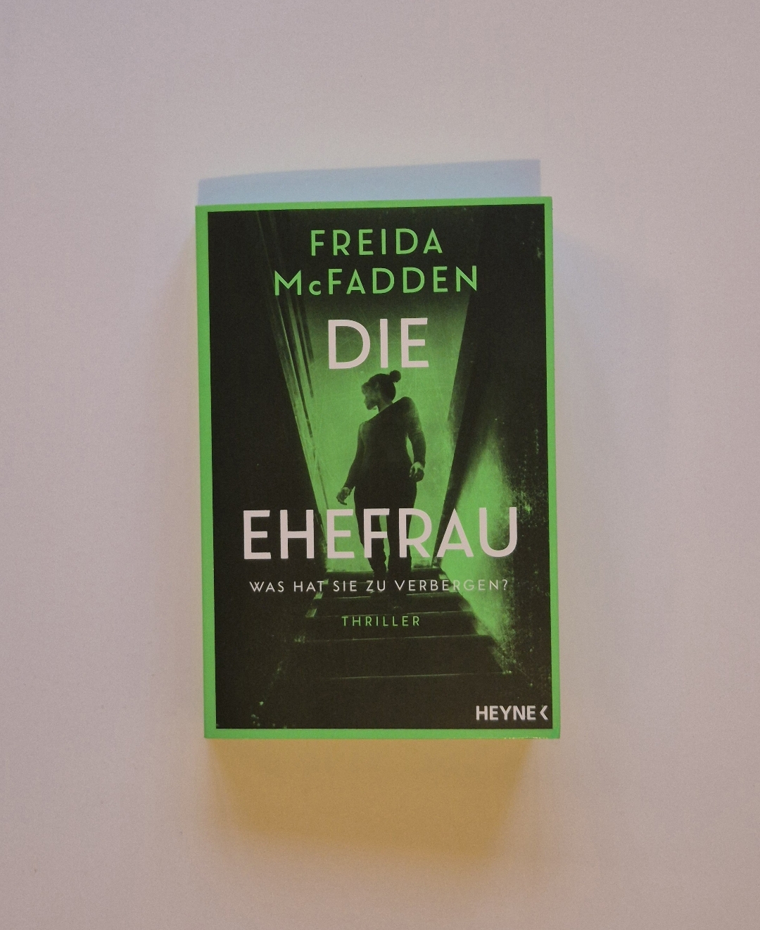 Ein typischer unterhaltsamer Thriller von Freida McFadden, diesmal aber etwas ruhiger und stimmungsvoller erzählt. Mir sind beim Lesen schon einige Ähnlichkeiten zu ihren anderen Büchern aufgefallen, was meinen Eindruck ein bisschen beeinflusst hat. Vor allem wirken die ProtagonistInnen oft sehr ähnlich.