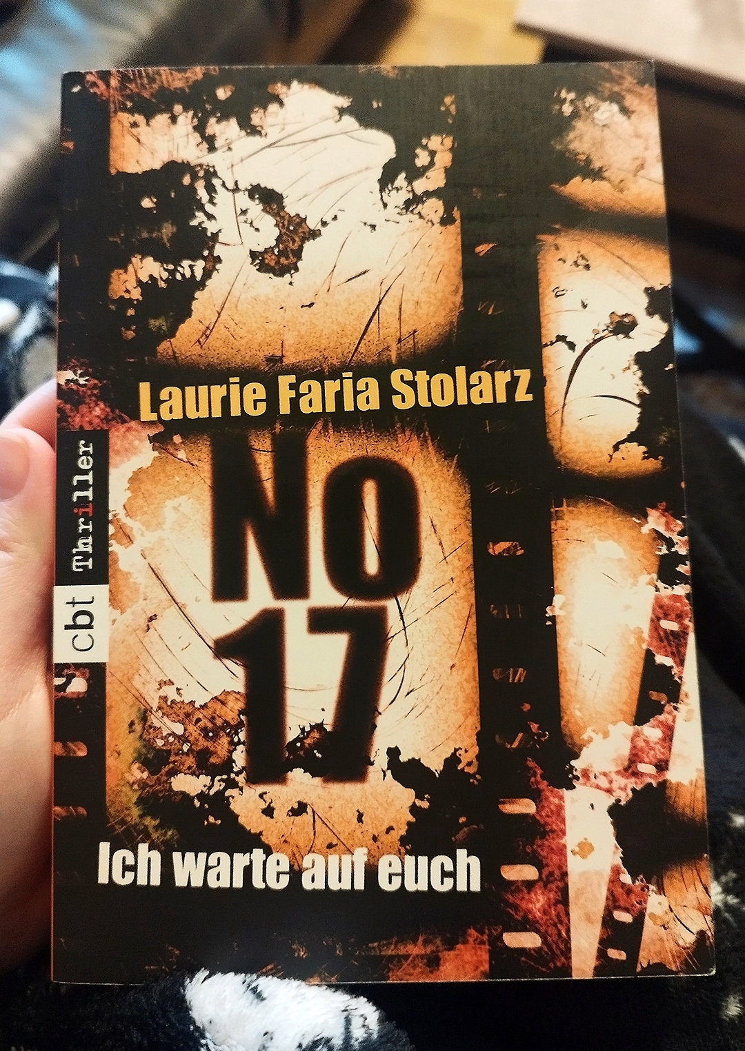 Teenies die Nachts in einer Psychiatrie rumlaufen? Klar passieren da seltsame Dinge