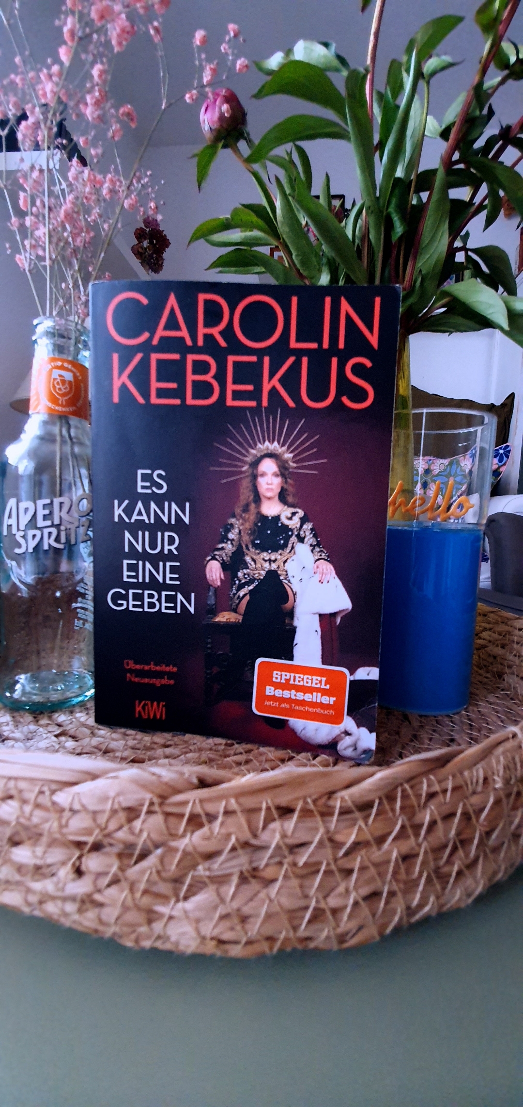 Ernste feministische Themen, humorvoll,brandaktuell und jede Person egal welches Geschlechts sollte es gelesen haben!