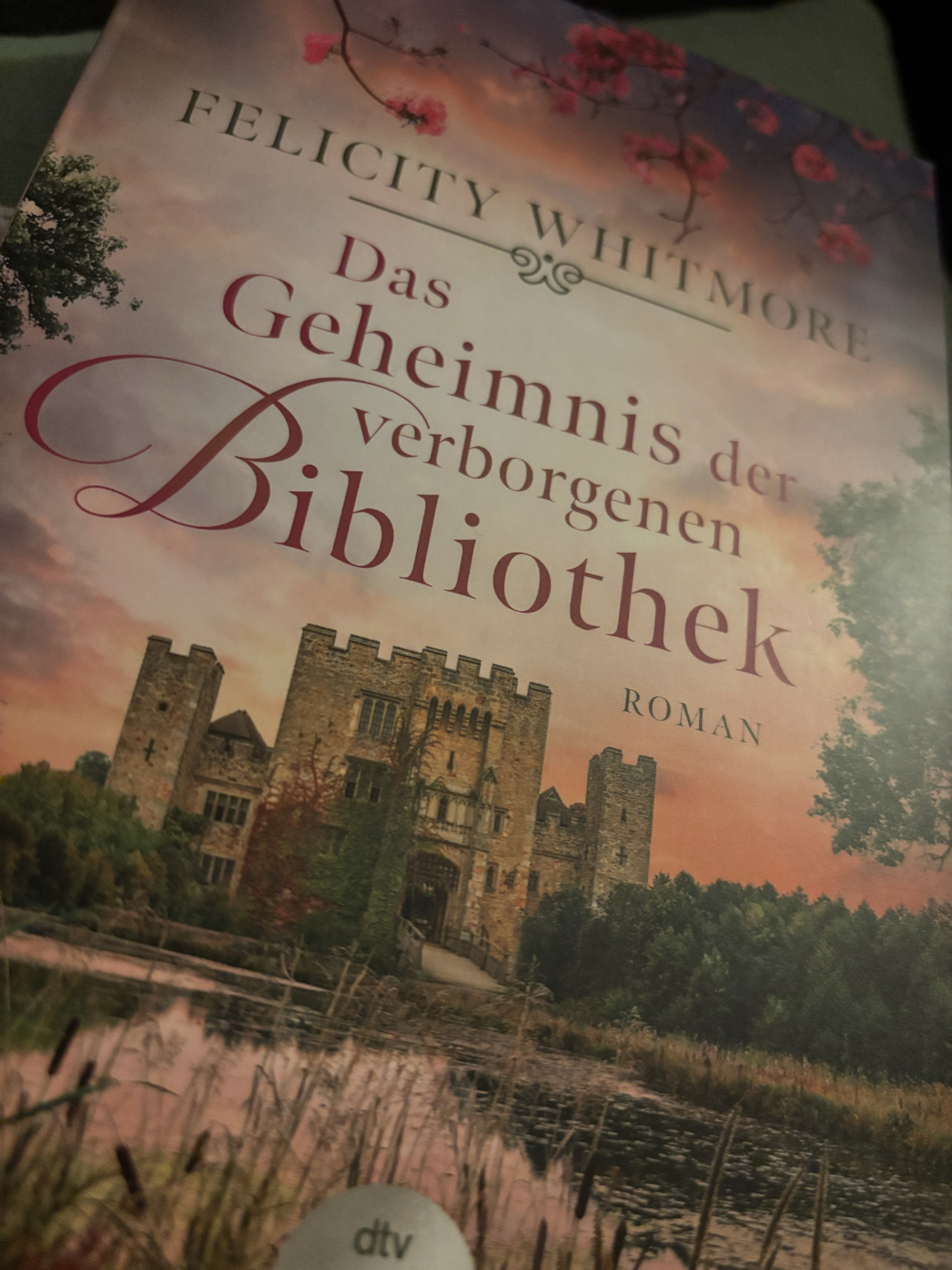 „Felicity Whitmore wandelt auf den Spuren von Lucinda Riley“ - so zumindest der Blurp auf der Buchrückseite… 🫢