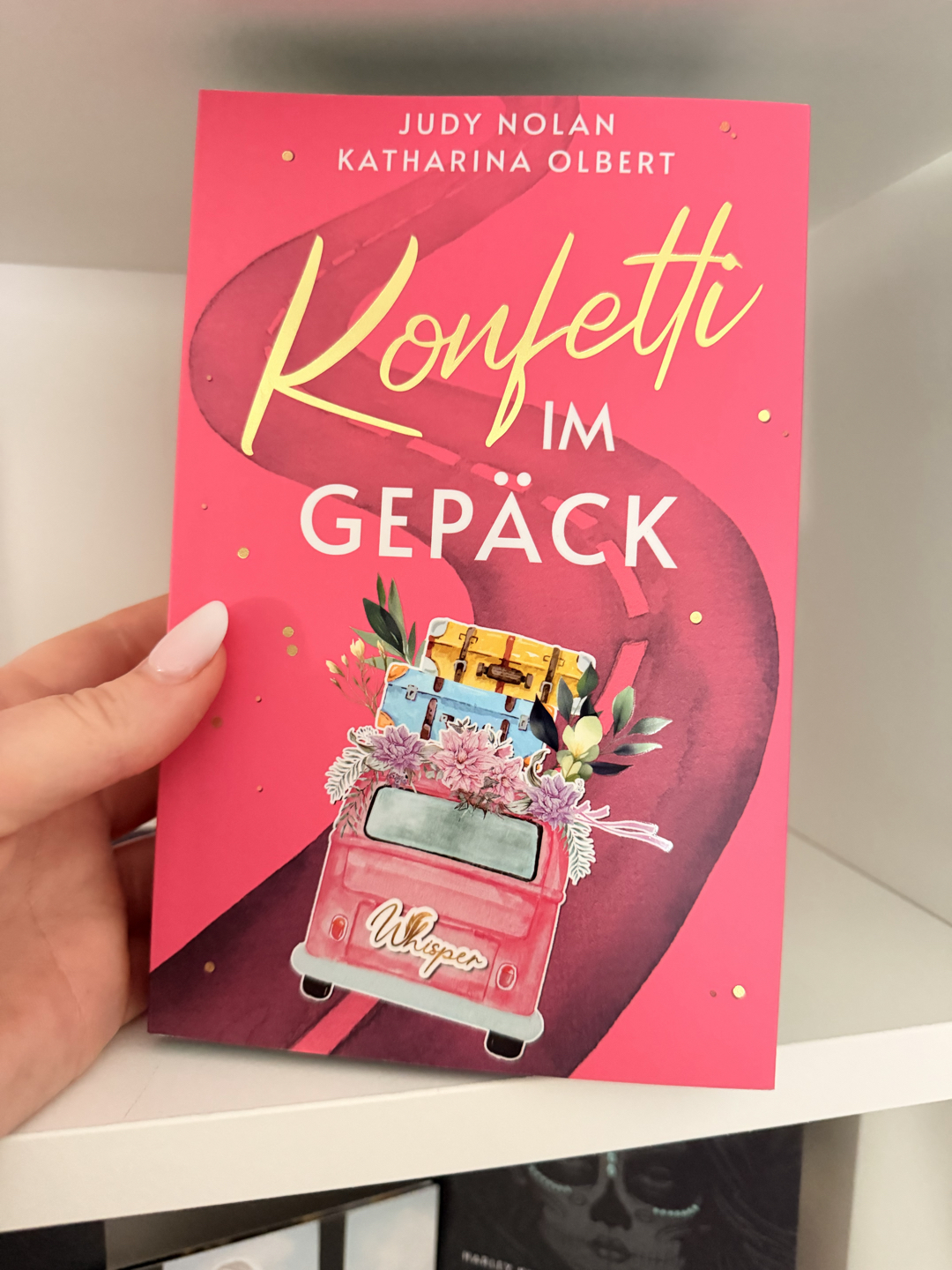 ⭐️⭐️⭐️⭐️ Ein wunderschöner Roadtrip fürs Herz!
„Konfetti im Gepäck“ ist eine herzerwärmende Geschichte über Neuanfänge,