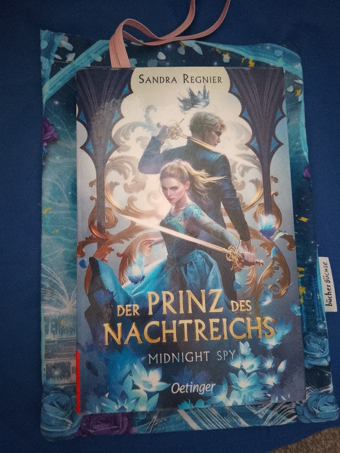 Was für ein Ende. Da bleibt man mit lauter Fragezeichen zurück. Empfehle es trotz Young adult weiter! 01/06-07/06/26!
