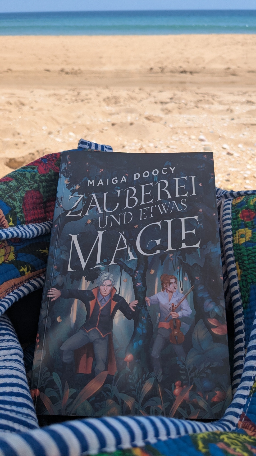 Sehr schöne, witzige und spannende Cozy Fantasy. Diverse und liebenswerte Charaktere, die man schnell ins Herz schließt!