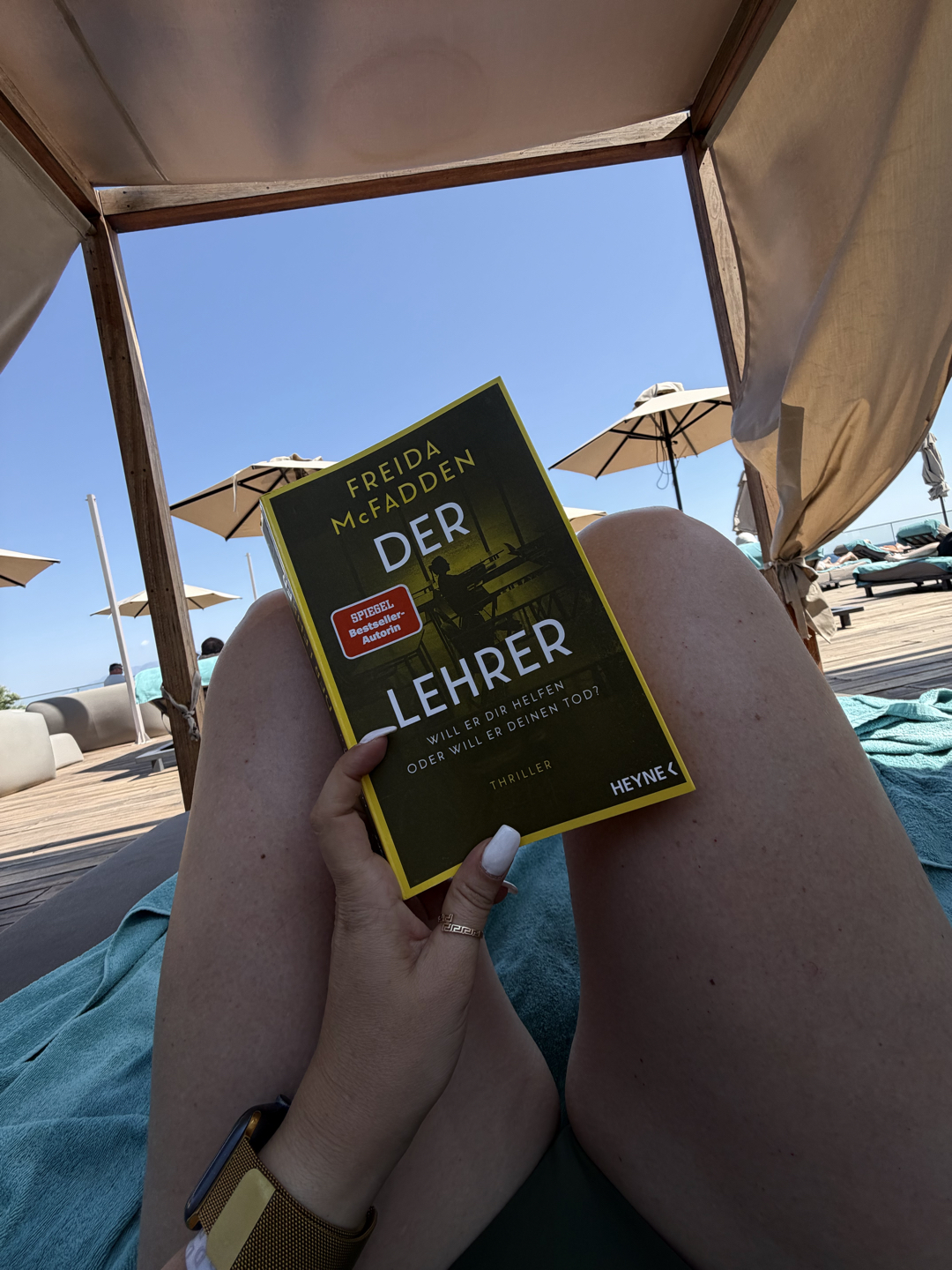 Bücher lesen unter der Sonne