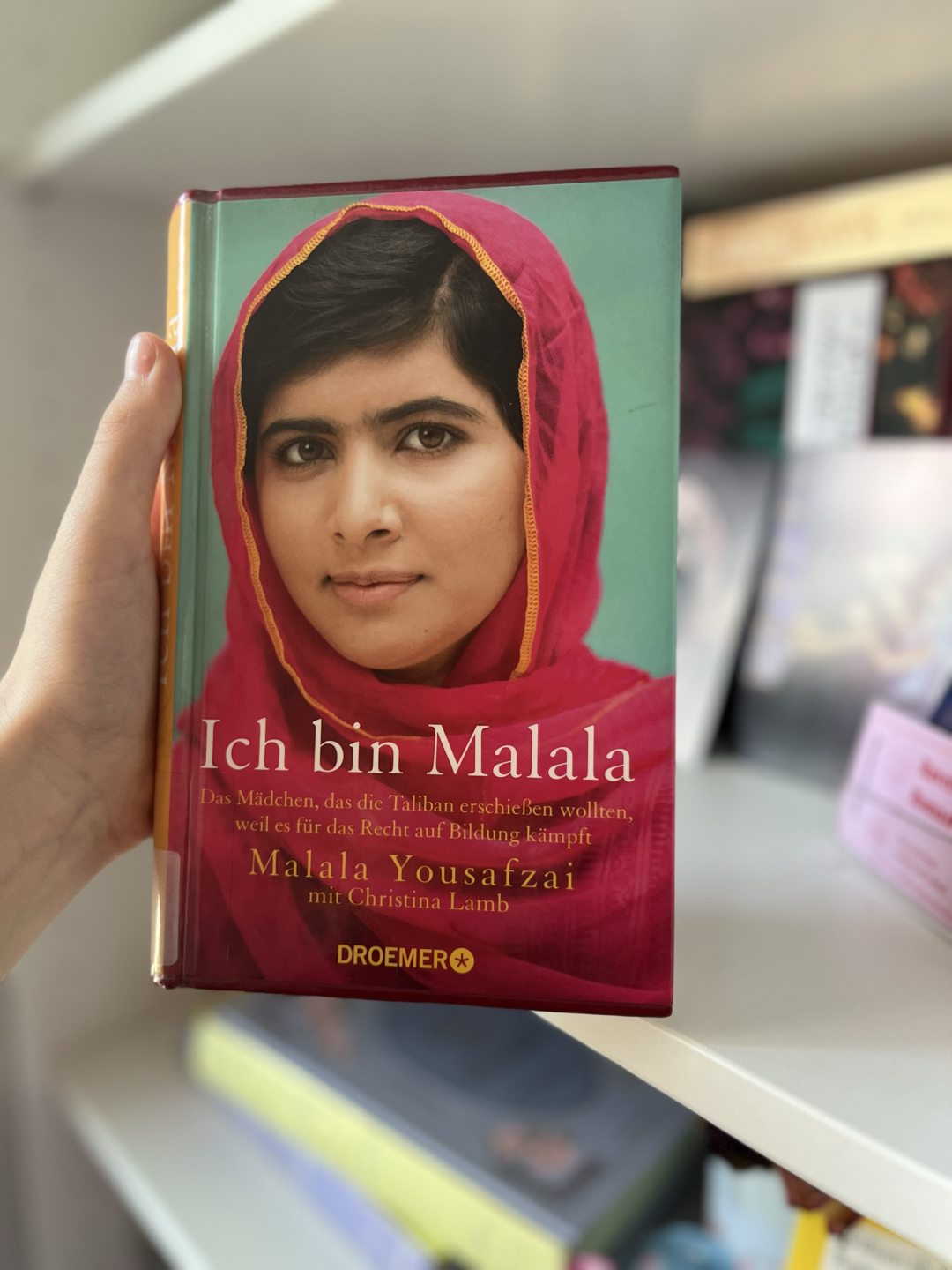 🌸✨ „Ein Kind, ein Lehrer, ein Buch und ein Stift können die Welt verändern.“ – Malala Yousafzai ✨🌸