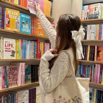 bookedbysari's profile