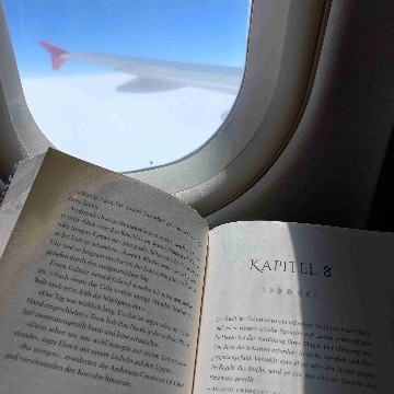 a.person.who.loves.books's profile