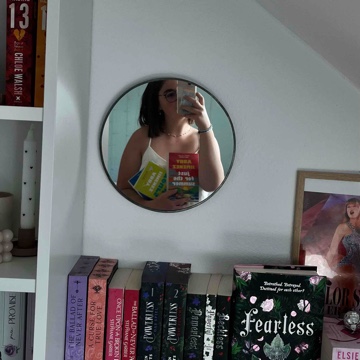 she_loves.books's profile