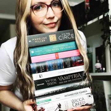 moonsworldofbooks's profile